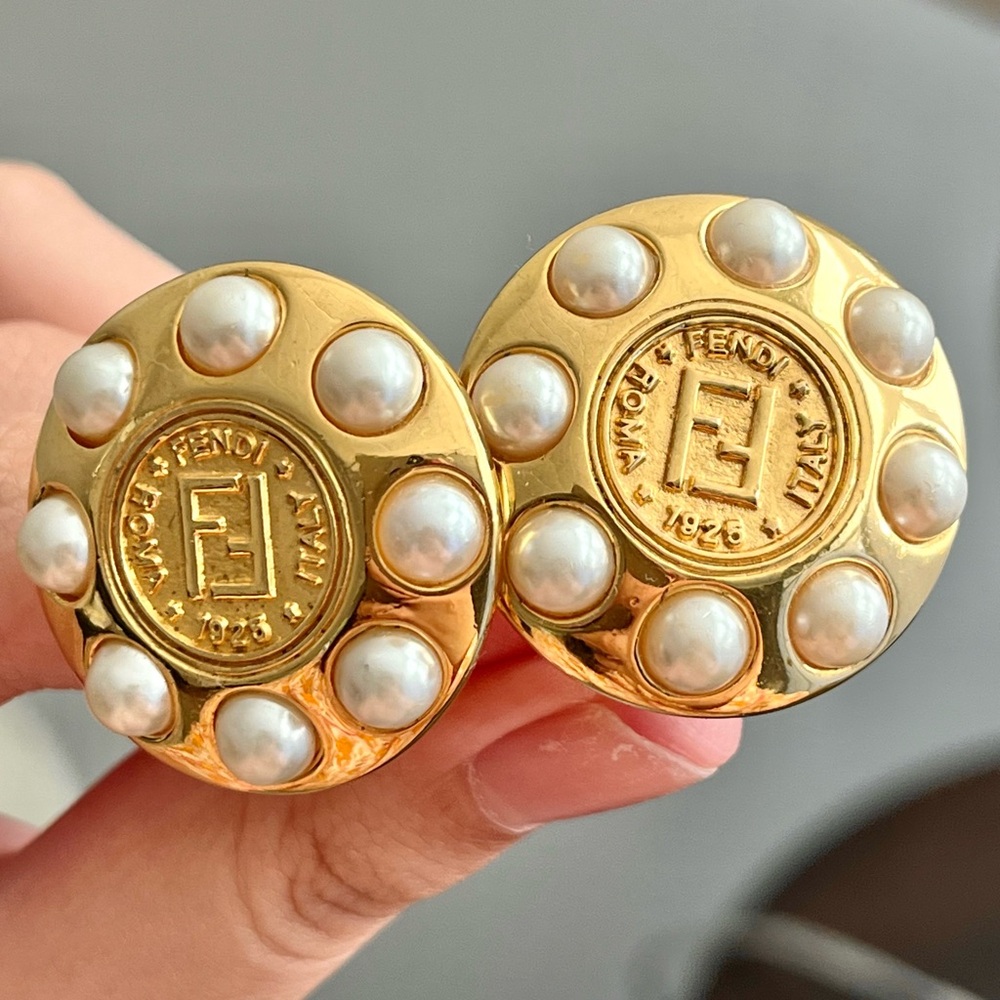 Vintage Fendi Classic Logo Monogram Pearl Edge Round Coin Gold Clip-On Earrings - Picture 2 of 7